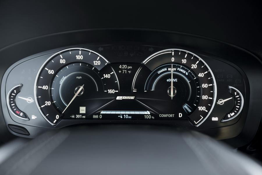 Панель приборов BMW 530e iPerformance (G30) 2017 года  (NA) (фото 12 из 13)
